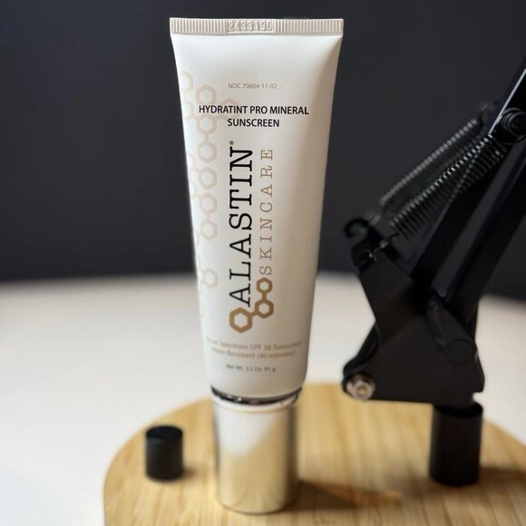 Alastin Hydratint Pro Mineral Broad Spectrum Sunscreen SPF36 (3.2oz/91g) - Picture 3 of 3